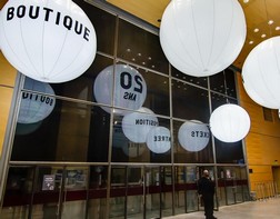 Animation décoration d'une boutique avec des ballons éclairants pour ses 20ans