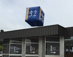 Cube publicitaire géant a l'hélium a l'exterieur pour une journée porte ouverte