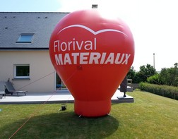 Montgolfière géante utilisée pour une opération commerciale Florival Matériaux
