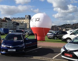 Un montgolfière publicitaire géante pour lancement de la Toyota Yaris chez un concessionnaire automobile Mag France