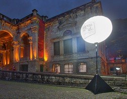 Ballon éclairant et lumineux utilisé comme signalétique sur un festival de film