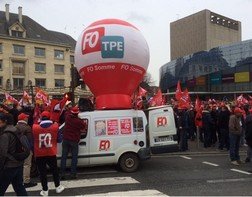Une manifestation FO avec une montgolfière géante posée sur une voiture