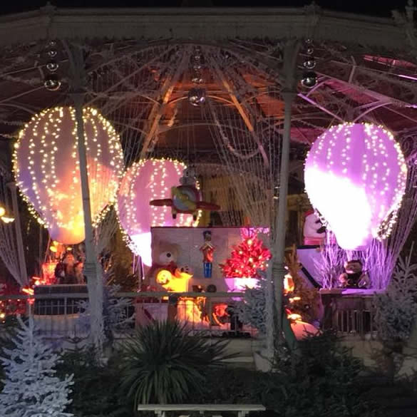 4 montgolfières décoratives suspendues et gonflées à l'air à l'occasion du Marché de Noël de cannes 