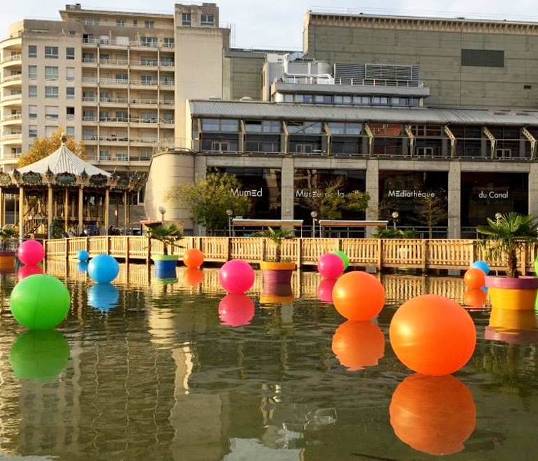 Ballons publicitaires géants posés sur l'eau devant la Médiatech du Canal