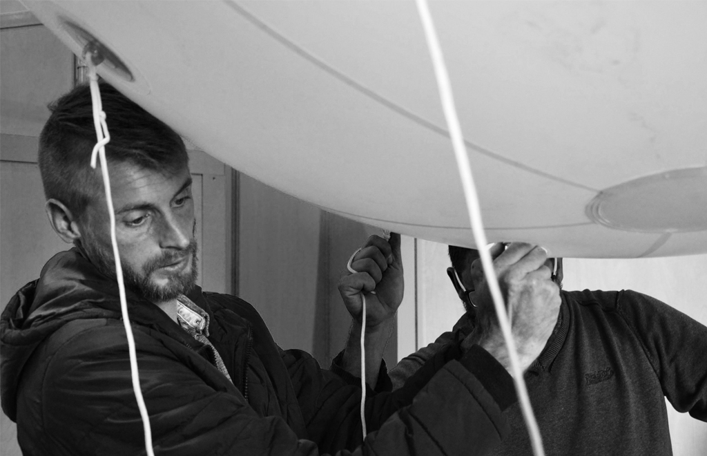 Benoit et Xavier installent un ballon sur le stand d'un client au salon du Space