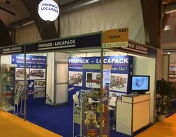 Ballon éclairant sur pied sur le stand Propack lors d'un salon industriel