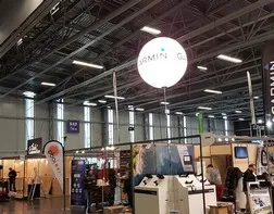 Ballon éclairant sur pied sur le stand Garmin lors d'un salon concernant l'électronique