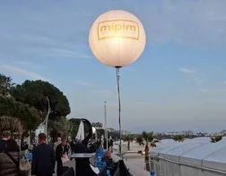 Ballon éclairant sur trepied bord de plage pour un séminaire