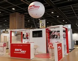 Le stand d'exposition de Skynet avec son ballon géant