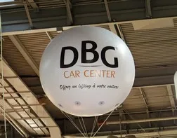 Zoom sur un ballon hélium géant logoté DBG