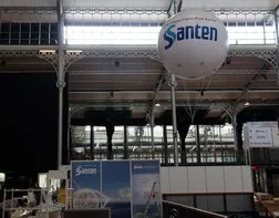 Un ballon publicitaire sur un salon pour Santen