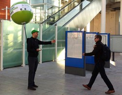 Opération de street marketing avec un ballon sac à dos : distribution de flyers