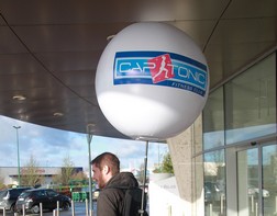Street marketing avec un ballon publicitaure portable 
