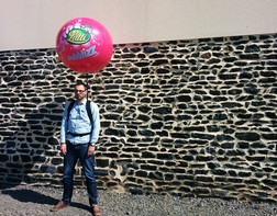 Ballon géant sur un sac à dos pour un lancement de produit Lutti