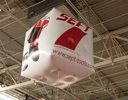 Cube publicitaire géant a l'hélium sur un salon