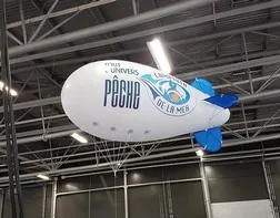 Ballon dirigeable dans un salon pour le comptoir de la mer