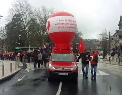 Montgolfière géante à poser sur un véhicule utilisé lors de manifestation CGT