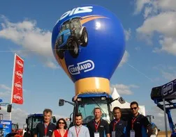Montgolfière géante posée sur un tracteur Coinaud lors d'une foire agicole
