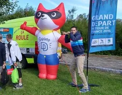 Un mascotte maline comme un renard des Departements pour le Tour de France