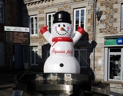 Un bonhomme de neige gonflable géant pour l'Union des commerçant de saint james