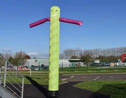 Un skydancer pour les portes ouvertes d'un caviste en vin bio