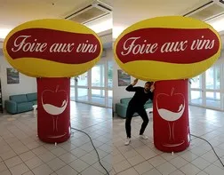 Totem gonflable pour un négociant caviste