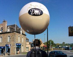 Un ballon sur un sac à dos pour le street marketing de Déli Traiteur