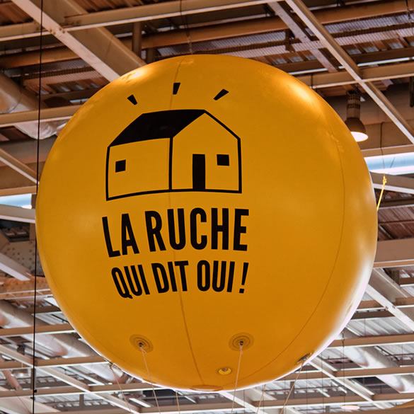 Ballon gonflable sur le stand de La ruche qui dit Oui